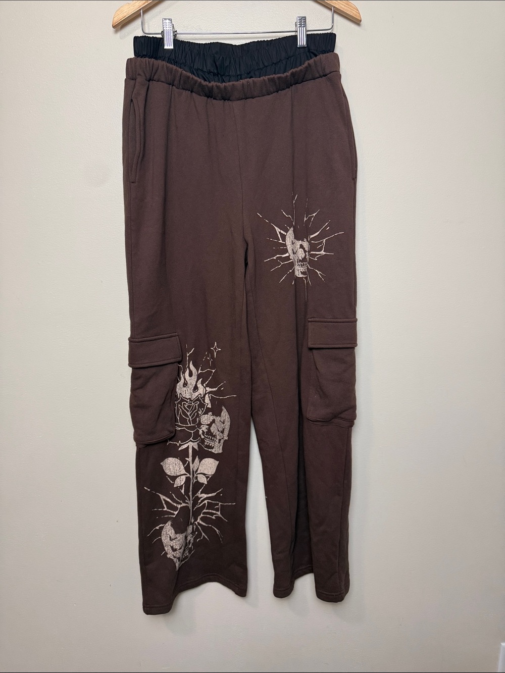 Hottopic Brown Graphic Cargo Sweatpants with Floral Skull Print size M
